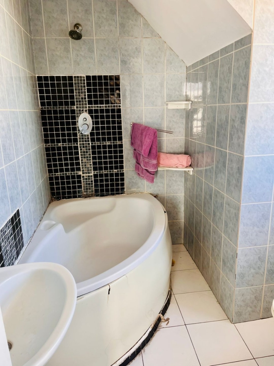 4 Bedroom Property for Sale in Wavecrest Western Cape